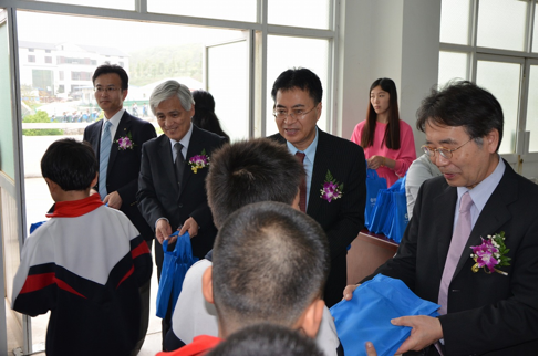 与音乐牵手 随幸福成长 人生就是搏乐器爱心捐赠行动在苏州举办 